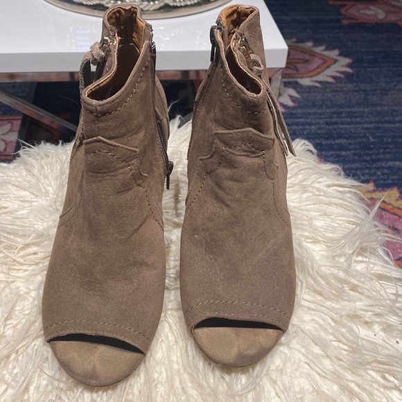 Open toe booties. Size 8.5 - Picture 3 of 7